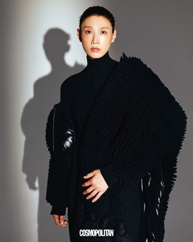 집업 카디건, 울 터틀넥 드레스, 머플러 모두 Moncler x EE72 by Edward Enninful. 실버 이어 커프 Didier Dubot.