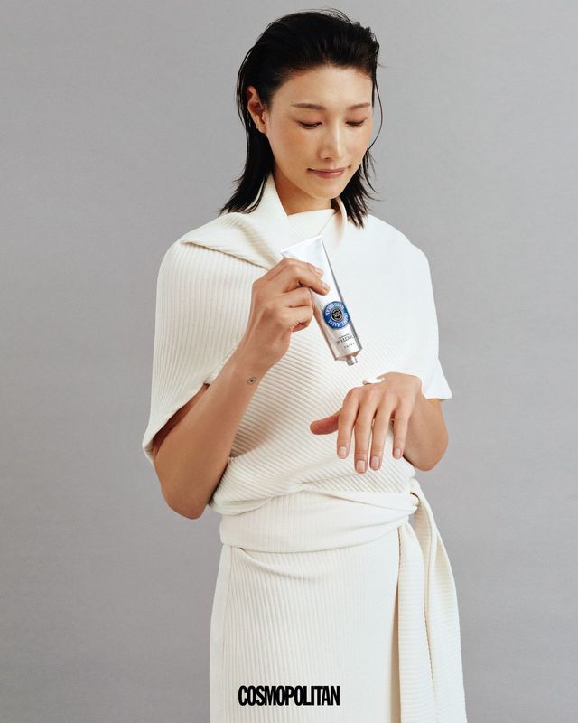 “배구는 손끝의 감각으로 흐름을 바꾸는 스포츠예요. 공에 닿는 그 짧은 순간, 손가락 하나의 힘과 각도가 방향을 바꾸죠. 코트 위에서 가장 강해야 하는 이 손은, 경기가 끝나면 가장 깊은 휴식을 필요로 해요. 테이핑을 떼어낸 뒤 찾아오는 얼얼한 감각 위로 록시땅 시어 버터 핸드 크림의 묵직한 텍스처가 손을 덮을 때, 깊게 스며드는 보습과 함께 남는 포근한 향이 자연스럽게 안도감을 건네요. 이 시간은 단순한 케어가 아니라, 또 다른 내일을 준비하는 나만의 리추얼이에요.” 시어 버터 핸드 크림 150ml 4만2천원 L’occitane. 스트랩 니트 드레스 Dint. 귀고리 본인 소장품.