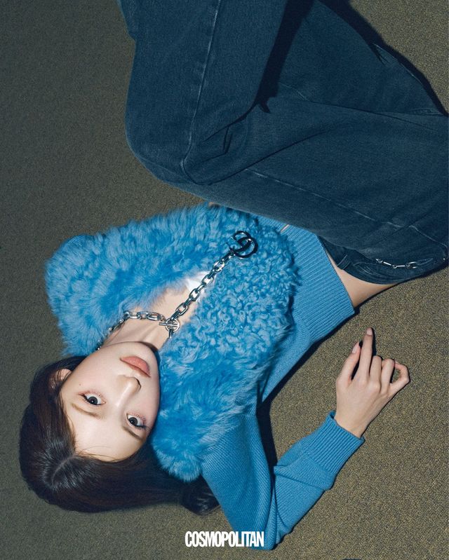 카디건, 데님 팬츠, 체인 목걸이 모두 가격미정 Gucci.