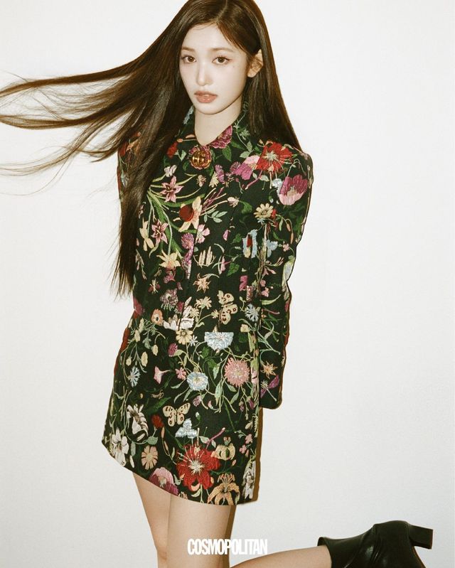 재킷, 미니스커트, 청키 힐 부츠 모두 가격미정 Gucci.