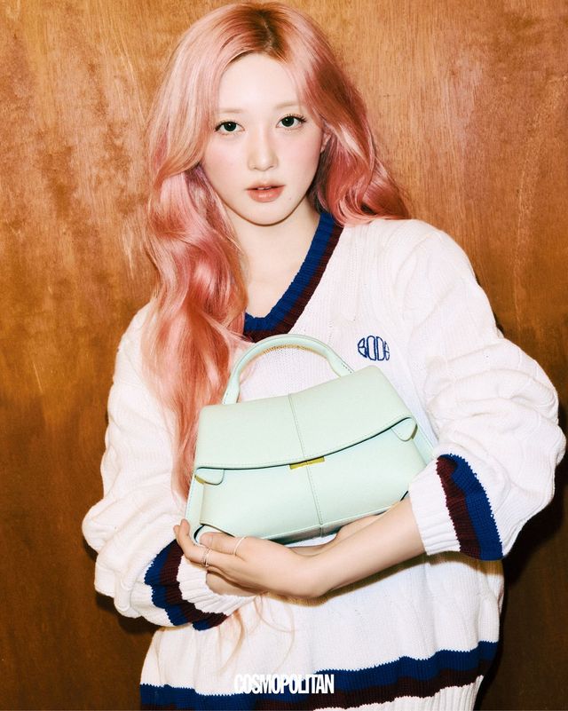 모키 미니 에디션 텍스처드 머메이드 그린 99만4천원 Polène. 니트 톱 Bode. 반지 모두 Engbrox.