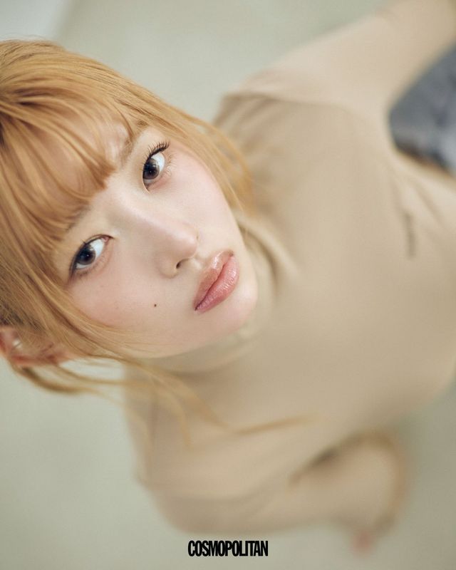 아련한 핑크 브라운 컬러가 레이의 눈동자에 부드러운 온기를 남긴다. 빛을 머금은 듯 촉촉하게 빛나는 눈. 차분한 온도가 머무는 장면. 마틀 피치 1박스 10개입 2만원 rom’u.