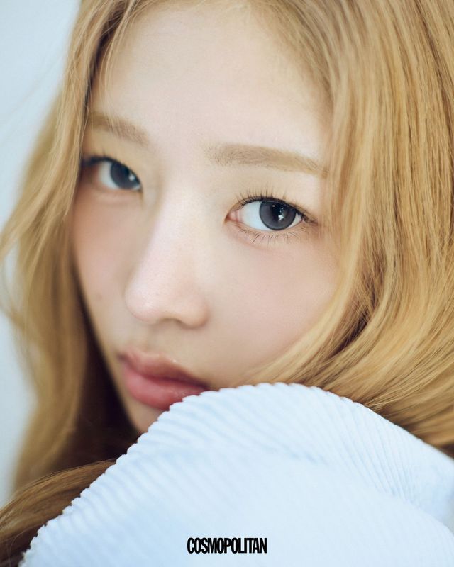 퍼플빛이 은근히 감도는 딥 그레이 컬러가 눈동자에 조용한 깊이를 더한다. 얇은 테두리 디자인으로 경계는 흐릿하고, 투명함은 또렷하다. 말없이 감정을 머금은 듯한 시선. 그레이 토프 1박스 10개입 2만원 rom’u. 드레스 Shushu/Tong.