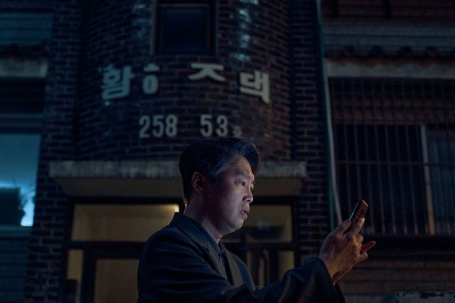  ‘스마트폰을 떨어뜨렸을 뿐인데’ 스틸컷. 네이버 영화 ‘스마트폰을 떨어뜨렸을 뿐인데’(2023)