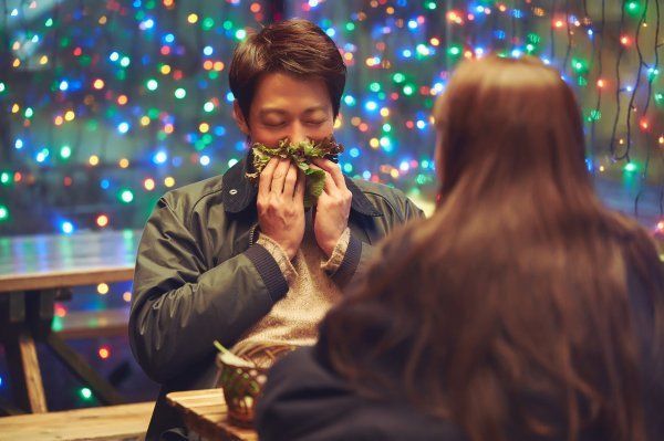 술 마신 날에만 관계하는 커플의 공통점. 영화 ‘가장 보통의 연애’ 스틸컷