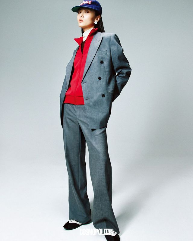 더블브레스트 재킷, 트랙 재킷, 팬츠, 귀고리 모두 가격미정 Prada. 터틀넥 16만5천원 Recto. 볼캡 가격미정 Polo Ralph Lauren. 로 프로파일 스니커즈 1백20만원 Celine.