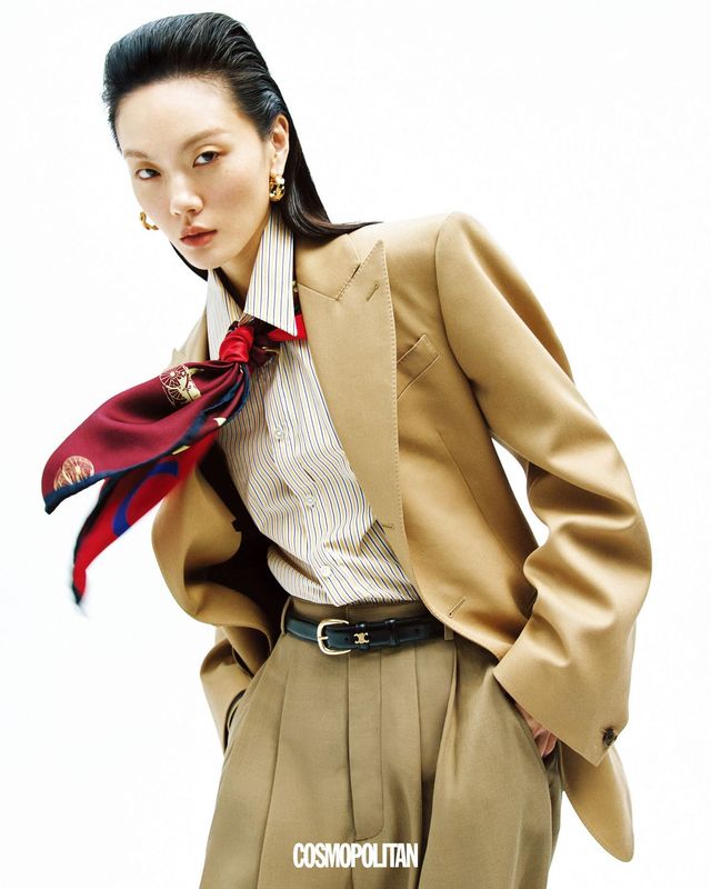 재킷 4백60만원, 핀턱 팬츠 2백5만원, 실크 스카프 82만원, 벨트 81만원 모두 Celine. 셔츠 가격미정 Burberry. 귀고리 가격미정 Ami Paris.