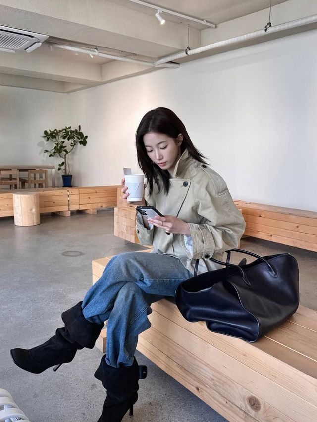 숏 트렌치코트로 걸크러시를 저격한 카즈하. 인스타그램 @zuhazana