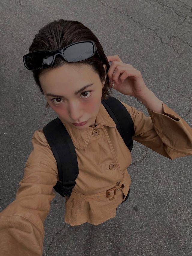 숏 트렌치코트를 힙한 캐주얼하게 스타일링한 나나. 인스타그램 @jin_a_nana