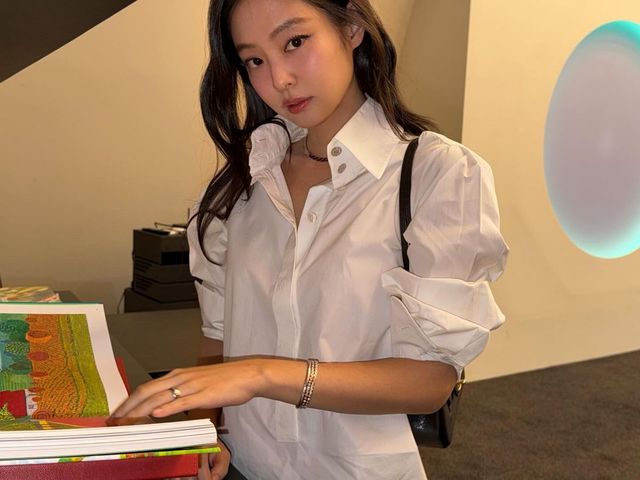 화이트 셔츠 | 인스타그램 @jennierubyjane