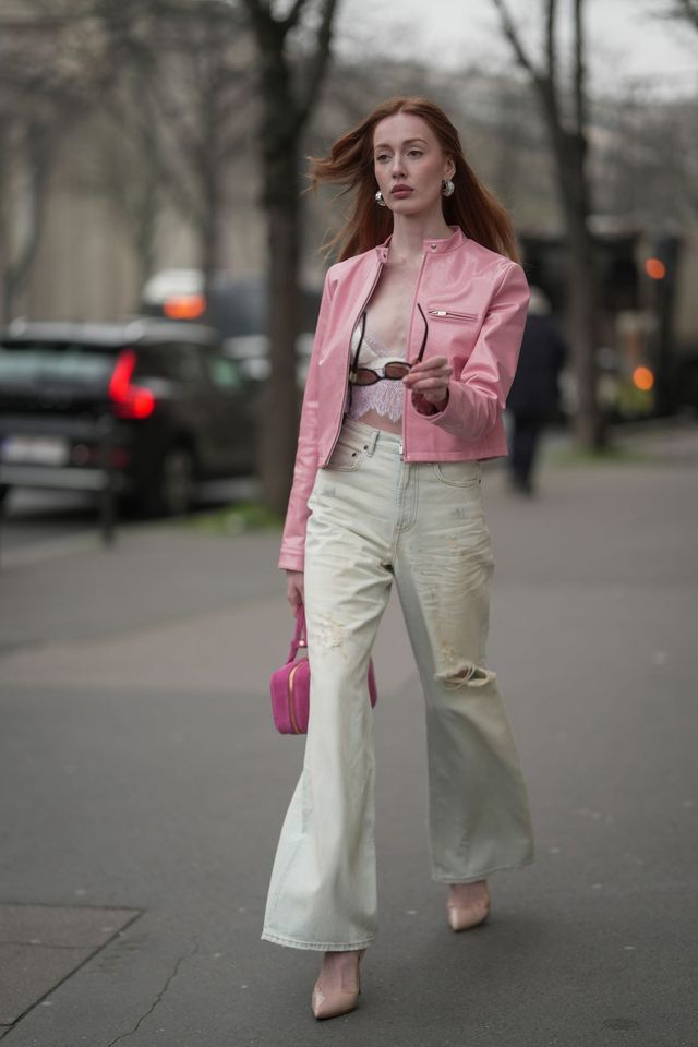 찢어진 청바지를 입은 코디, 해외 스트릿 사진. 게티 이미지.