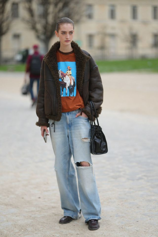 찢어진 청바지를 입은 코디, 해외 스트릿 사진. 게티 이미지.