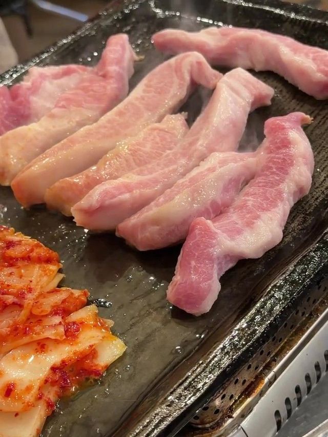 강민경이 픽한 합정역 앞 삼겹살, 항정살 맛집 ‘신김치생삼겹살’. 인스타그램 @iammingki