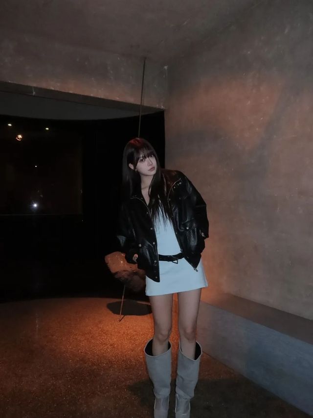 미니멀 화이트 원피스를 시크하게 코디한 홍은채. 인스타그램 @hhh.e_c.v