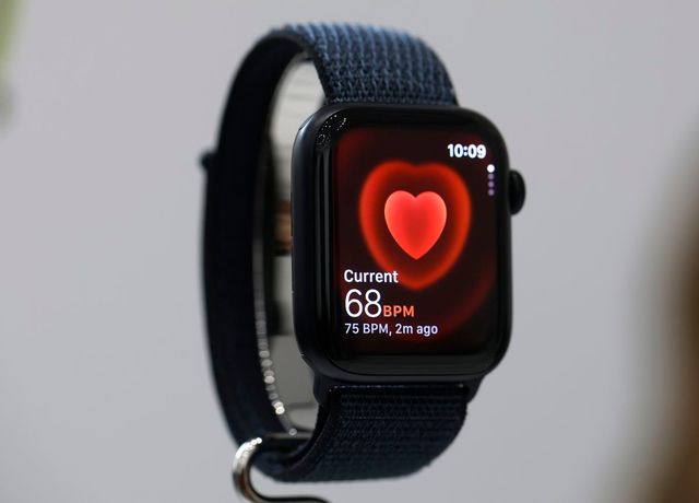 심박수 측정 기능을 탑재한 스마트 워치. Photo by Justin Sullivan/게티 이미지
