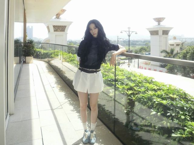 화이트 셔츠 원피스를 선택한 카리나. 인스타그램 @katarinabluu