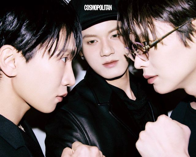 (왼쪽부터, 서은광)블레이저 Maison Margiela. (프니엘)뉴스보이 캡 Varzar. 레더 재킷, 블라우스, 귀고리 스타일리스트 소장품. (육성재)티셔츠 Ann Demeulemeester. 안경 Ray-Ban by Luxottica.