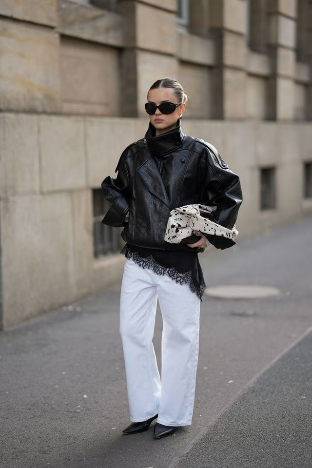 가죽 자켓과 청바지 스타일링 | Valentina Frugiuele//Getty Images