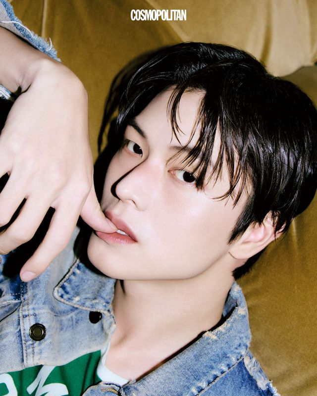 데님 재킷 Saint Laurent. 티셔츠 Celine.