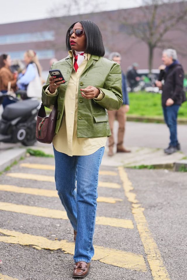가죽 자켓과 청바지 스타일링 | Valentina Frugiuele//Getty Images