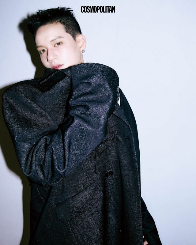 재킷 Neu_in. 귀고리 스타일리스트 소장품.