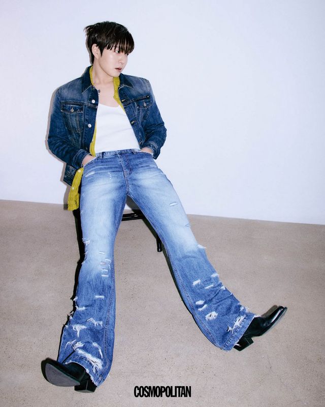 데님 재킷 Givenchy. 셔츠, 슬리브리스 톱, 데님 팬츠, 부츠 스타일리스트 소장품.