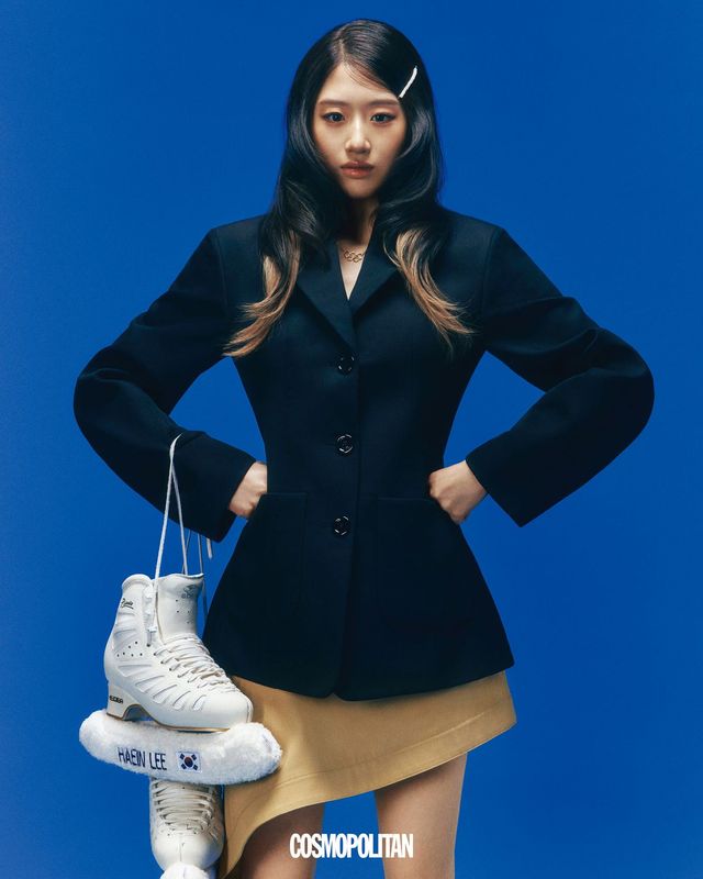 재킷, 스커트 모두 Loewe. 머리핀 스타일리스트 소장품. 목걸이 본인 소장품. 