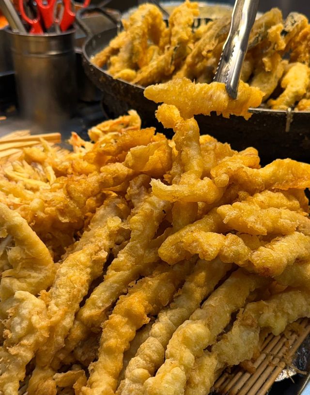 옛날 학교 앞 분식집 스타일의 떡볶이부터 튀김, 김밥까지 다양한 분식을 즐길 수 있는 망원동 오지개. 사진 코스모폴리탄