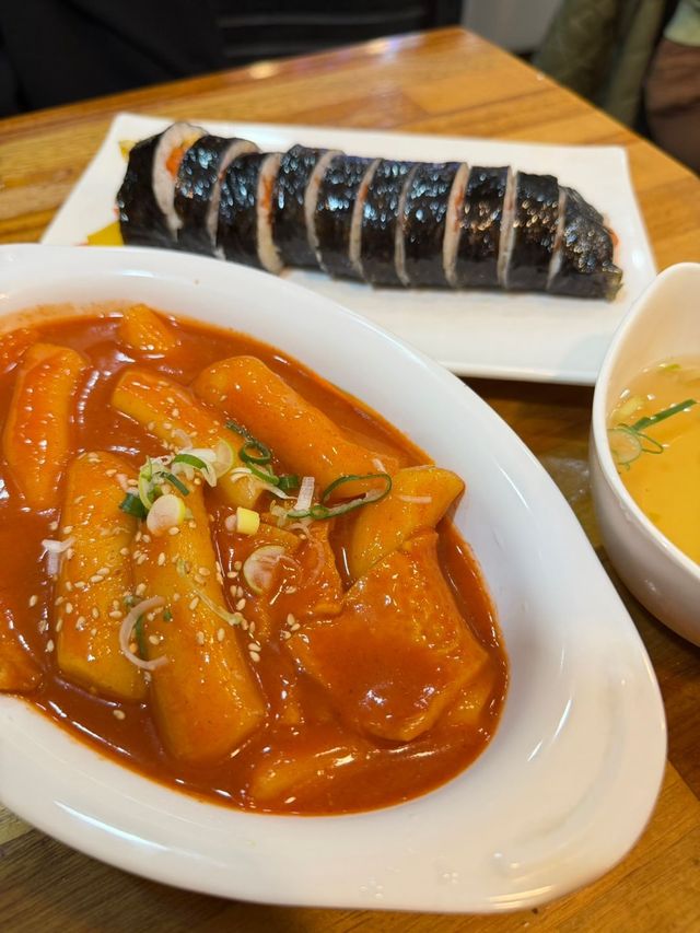 옛날 학교 앞 분식집 스타일의 떡볶이부터 튀김, 김밥까지 다양한 분식을 즐길 수 있는 망원동 오지개. 사진 코스모폴리탄