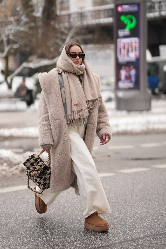 흰색 청바지 코디 | 사진 Moritz Scholz//Getty Images