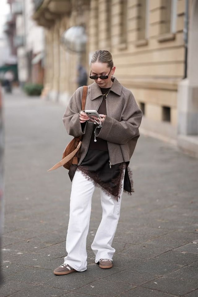 흰색 청바지 코디 | 사진 Moritz Scholz//Getty Images