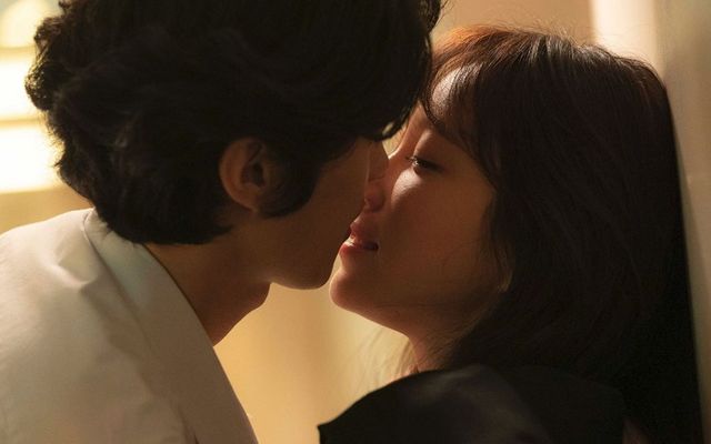 야릇한 분위기가 어색한 커플의 특징. 카카오TV ‘아직 낫서른’ 스틸컷