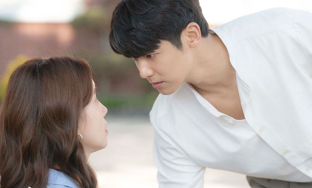 야릇한 분위기가 어색한 커플의 특징. 카카오TV ‘아직 낫서른’ 스틸컷