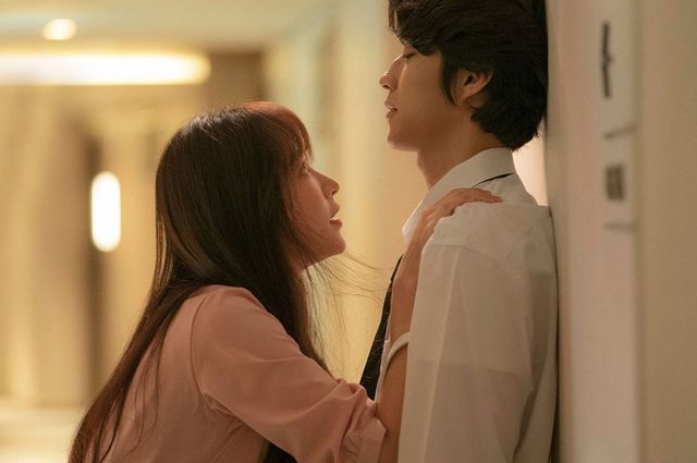 야릇한 분위기가 어색한 커플의 특징. 카카오TV ‘아직 낫서른’ 스틸컷