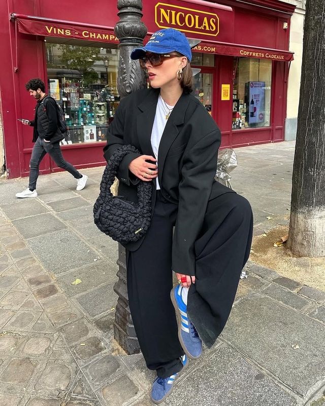 원색 스니커즈 | 인스타그램 @lara_bsmnn