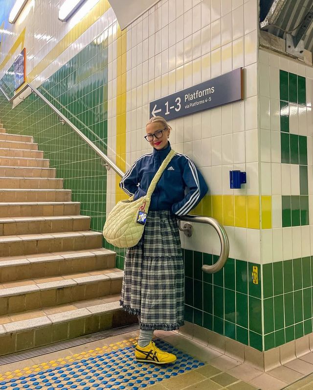 원색 스니커즈 | 인스타그램 @baileymcwhinnie