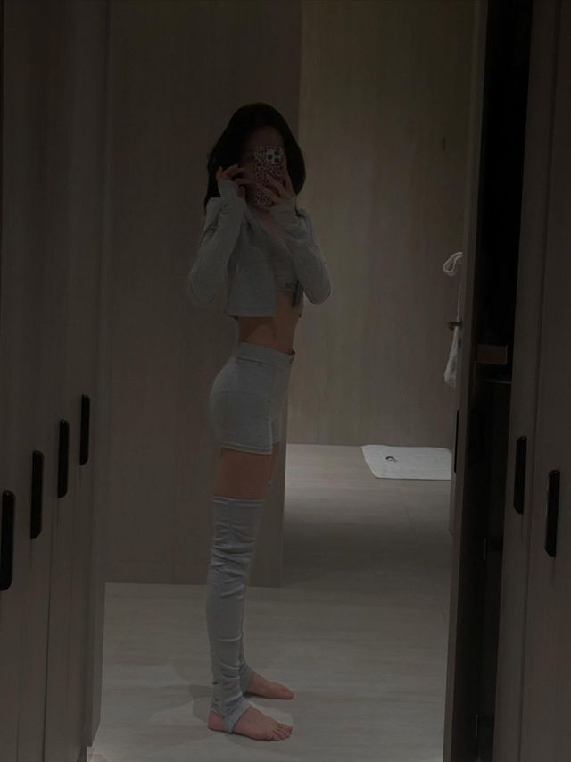 손나은의 3부 레깅스 코디. 인스타그램 @marcellasne_