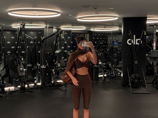 켄달 제너의 5부 레깅스 코디. 인스타그램 @kendalljenner