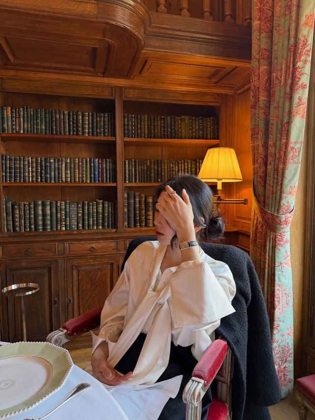 수지 리본 블라우스 | 인스타그램 @skuukzky