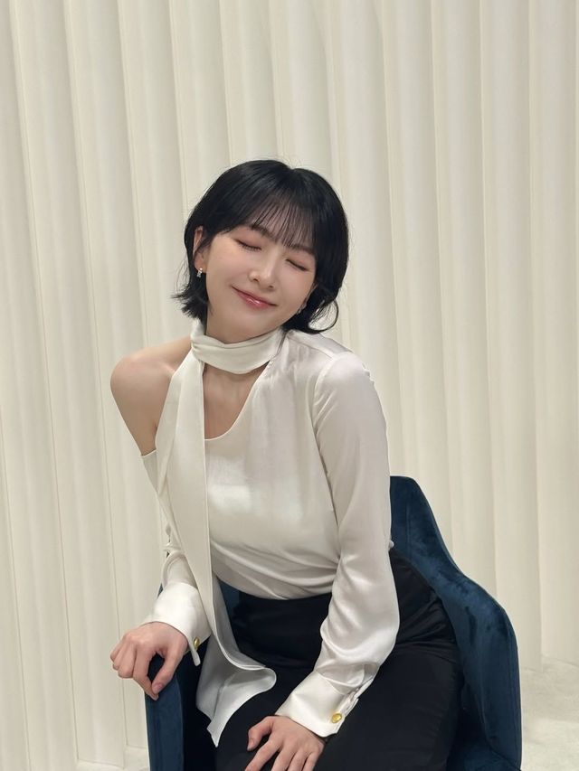 강지영 리본 블라우스 | 인스타그램 @kkangjji_