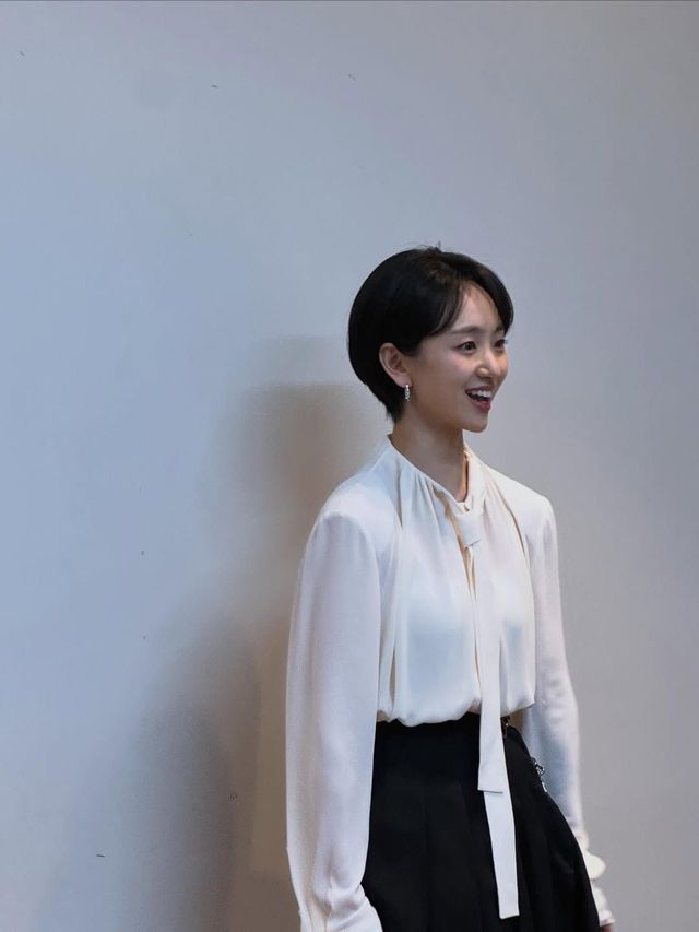 원진아 리본 블라우스 | 인스타그램 @j0i3n2a9