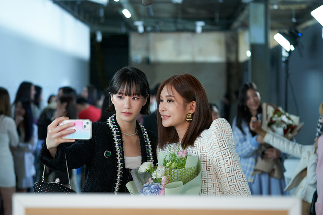  SNS를 멀리하고 싶은 이들을 위한 꿀팁, 넷플릭스 ‘셀러브리티’ 스틸컷 