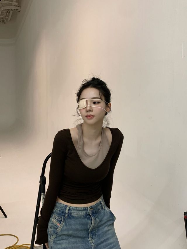 카리나의 긴팔 티셔츠 코디. 인스타그램 @katarinabluu