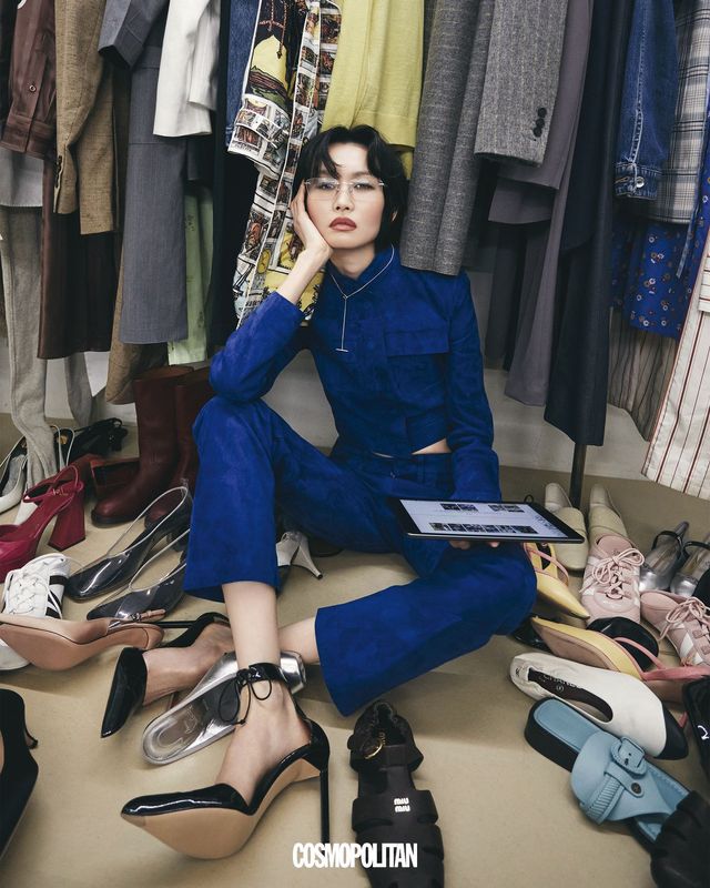 스웨이드 재킷, 스웨이드 팬츠, 페이턴트 힐 모두 가격미정 Tom Ford. 무테 안경 23만2천원 Ray-Ban by EssilorLuxottica. 스트랩 목걸이 62만1천원 Tom Wood. 