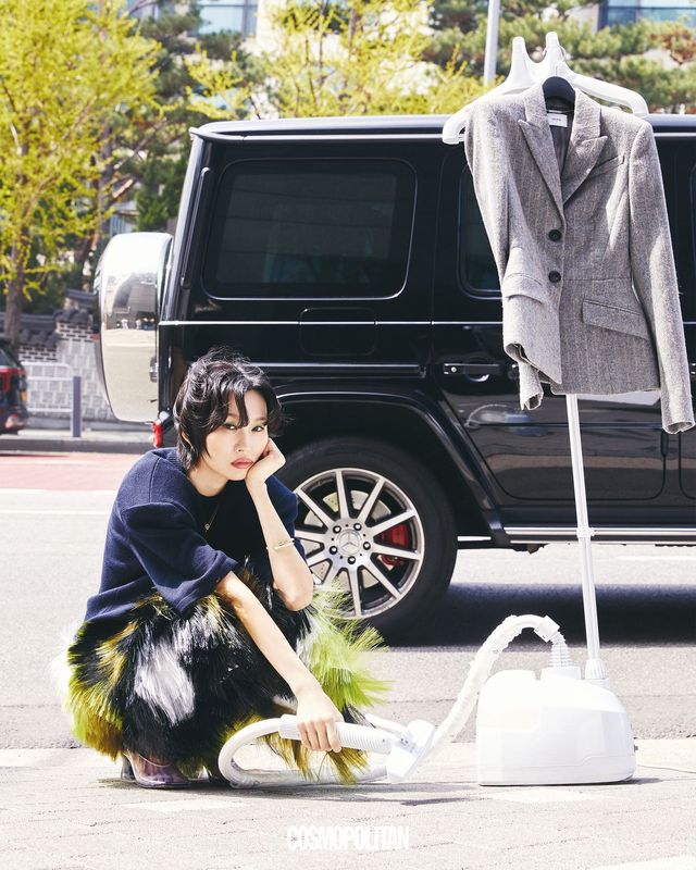 패디드 숄더 니트 톱 2백69만원, 글로시 프린지 스커트 2천8백98만원, PVC 펌프스 가격미정 모두 Bottega Veneta. 귀고리 33만1천원 Polène. 큐브 펜던트 목걸이 84만원 Louis Vuitton. 체인 모티프 목걸이 10만5천원, 골드 뱅글 5만9천원, 메탈 뱅글 5만9천원 모두 Cos. 다리미에 걸린 재킷 4백29만원 Erdem.