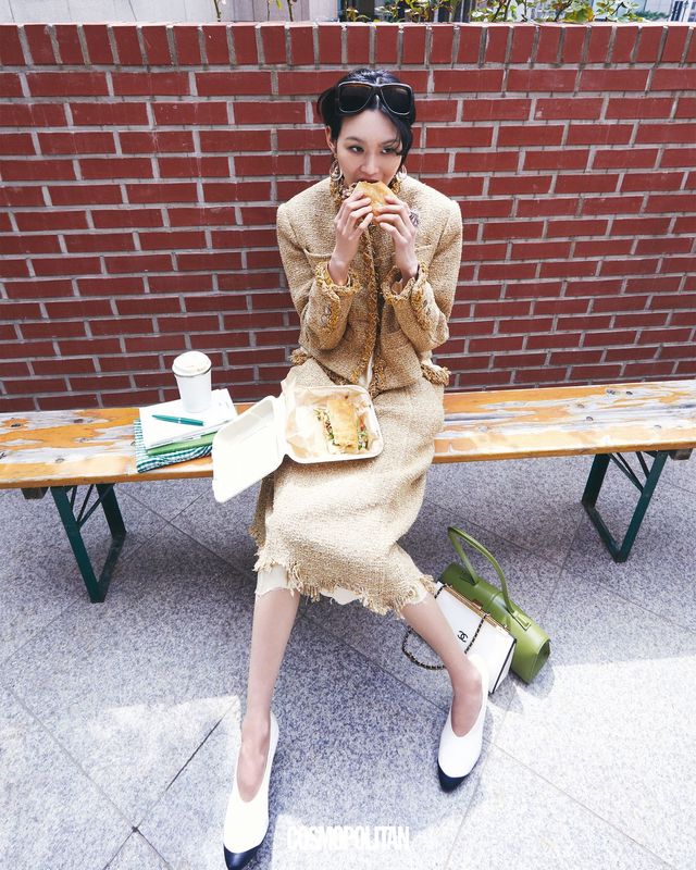 트위드 재킷, 실크와 믹스한 트위드 드레스, 투톤 펌프스, 바닥에 놓인 클래스프 백 모두 가격미정 Chanel. 볼드한 사각 선글라스 가격미정 Saint Laurent by Anthony Vaccarello. 아세테이트 펜던트 귀고리 39만3천원 Polène. 하트 모양 반지 가격미정 Burberry. 바닥에 놓인 이스트웨스트 백 2백90만원 Jil Sander.