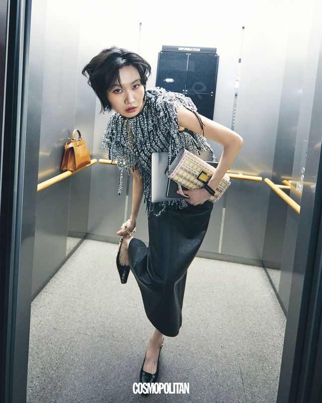 레더 프린지 톱 가격미정, 펜슬 스커트 5백25만원, 슬링백 1백36만원 모두 Tod’s. 귀고리 39만3천원 Polène. 오른팔에 레이어드한 골드 뱅글 1백79만원, 실버 뱅글 1백53만8천원 모두 Tom Wood. 왼팔의 가죽 뱅글 가격미정 Hermès. 톱에 걸린 안경 91만원 Louis Vuitton. 컬러 블록 토트백 가격미정 Roger Vivier. 엘리베이터 손잡이에 놓인 피카부 백 1천만원대 Fendi.