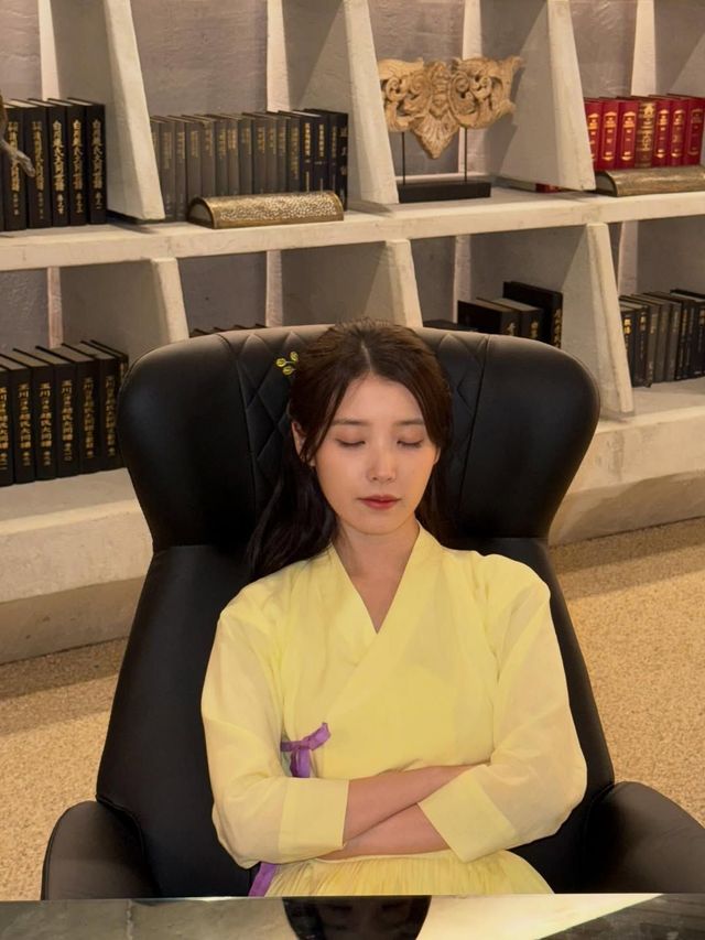 〈21세기 대군부인〉 아이유 패션 | 인스타그램 @dlwlrma