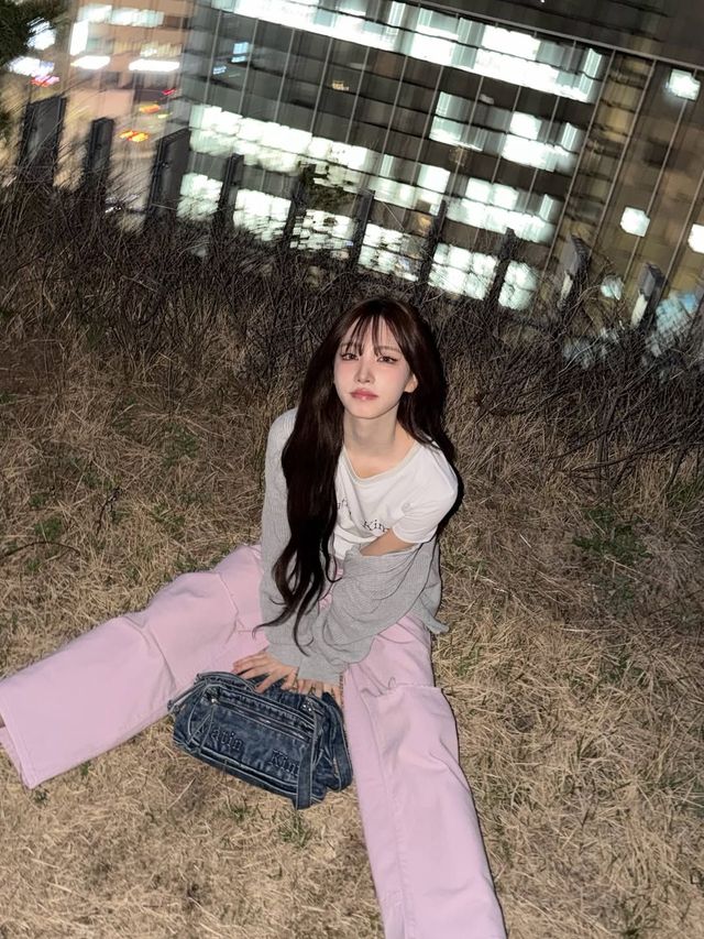 리즈의 인디 핑크 바지 코디. 인스타그램 @liz.yeyo