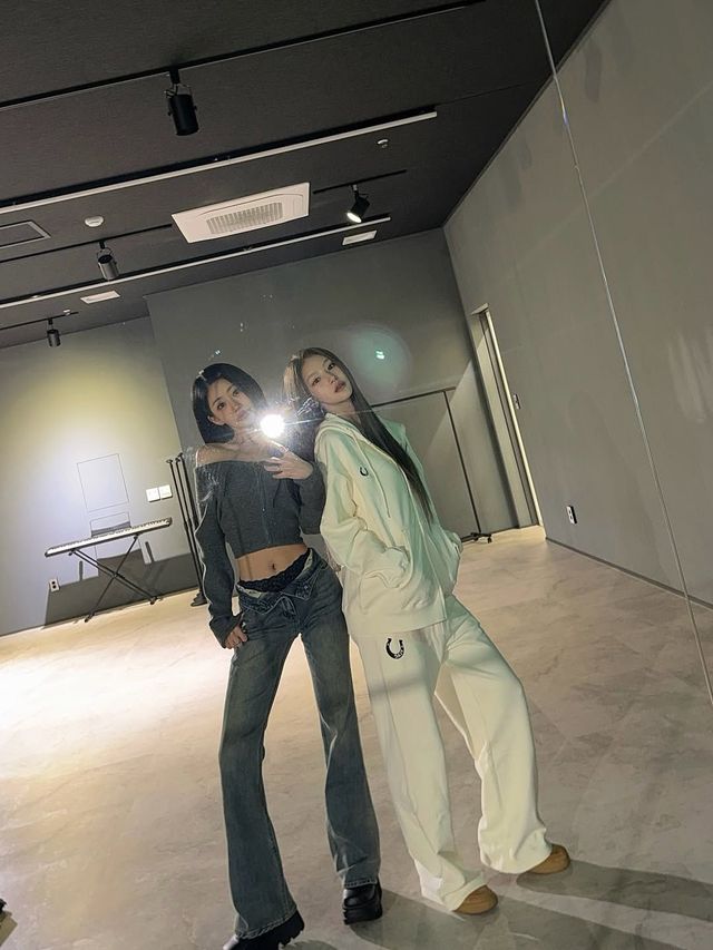 Y2K 스타일의 부츠컷 패션을 선보인 쥴리. 인스타그램 @kissoflife_s2